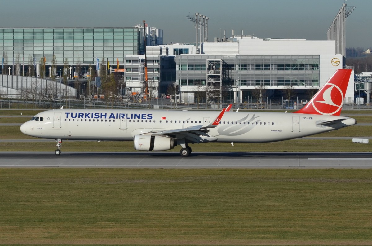 TC-JSI Turkish Airlines Airbus A321-231(WL)  am 07.12.2015 bei der Landung in München