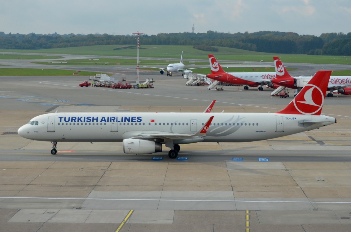 TC-JSM Turkish Airlines Airbus A321-231(WL)   am 20.10.2015 in Hamburg zum Start