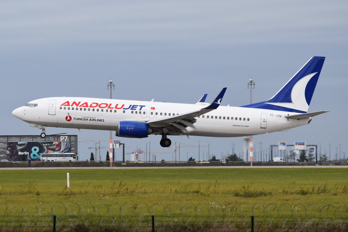 TC-JZN , Anadolu Jet , Boeing 737-8JP(WL) ,  Berlin-Brandenburg  Willy Brandt  , BER , 17.10.2021