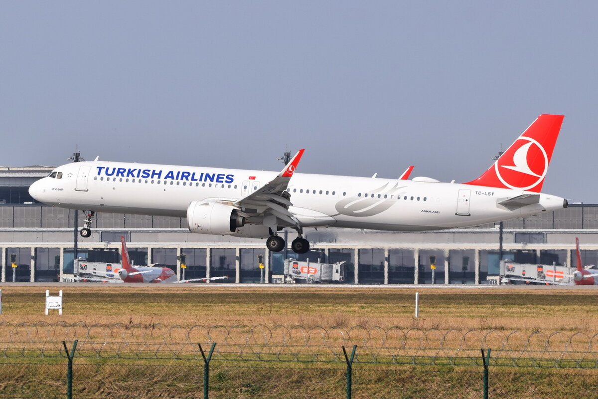 TC-LSV , Turkish Airlines , Airbus A321-271NX , Berlin-Brandenburg  Willy Brandt  , BER , 25.03.2022 , 