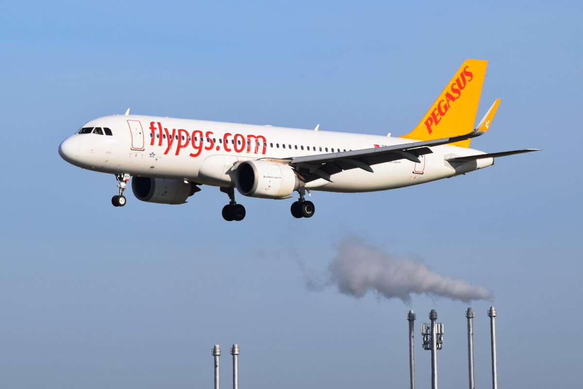 TC-NBK , Pegasus , Airbus A320-251N , Berlin-Brandenburg  Willy Brandt  , BER ,24.10. 2021 , 