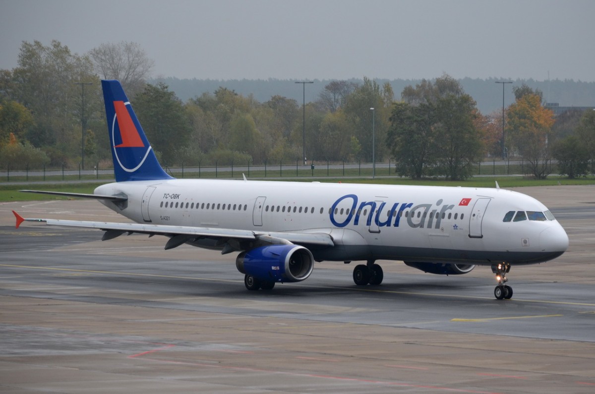 TC-OBK Onur Air Airbus A321-231   in Schönefeld zum Start am 17.10.2014