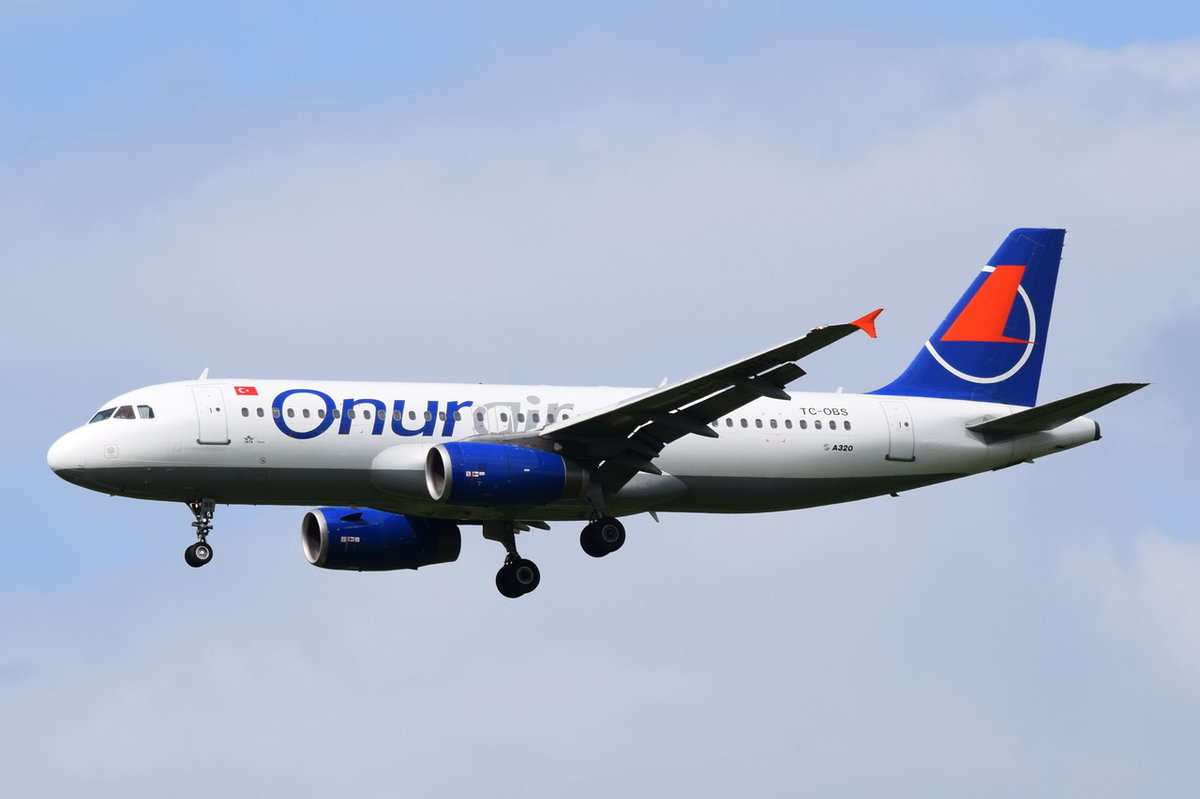 TC-OBS Onur Air Airbus A320-232   in München am 15.05.2016 beim Landeanflug