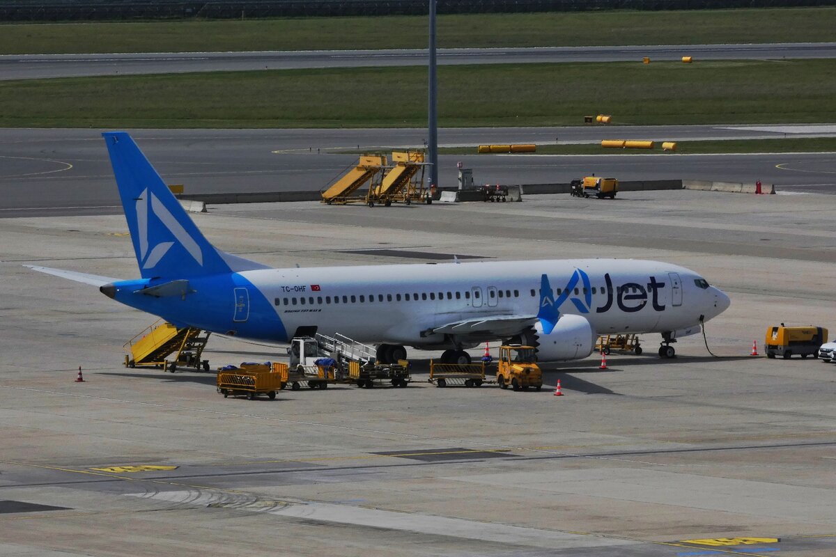 TC-OHF  Boeing 737-8 Max AJet aviation, steht auf dem Vorfeld des Flughafens von Wien und wird beladen. 04.05.2026
