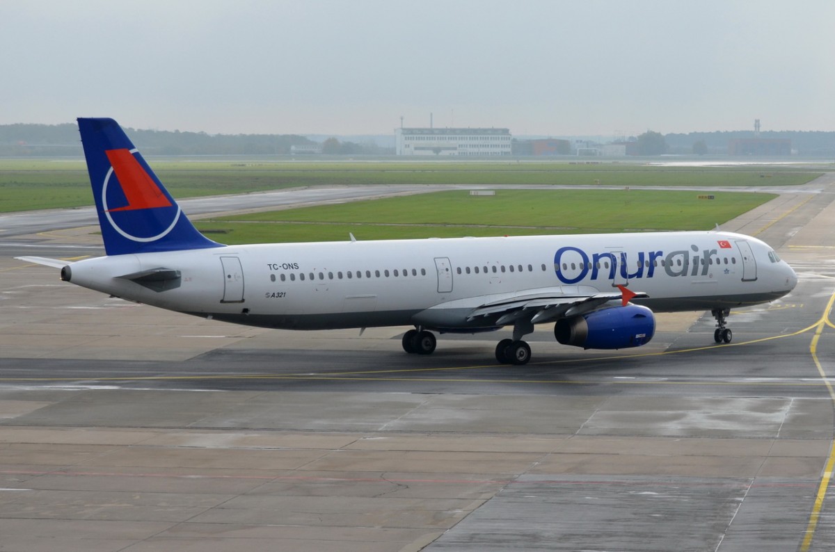 TC-ONS Onur Air Airbus A321-131   in Schönefel am 17.10.2014 zum Start
