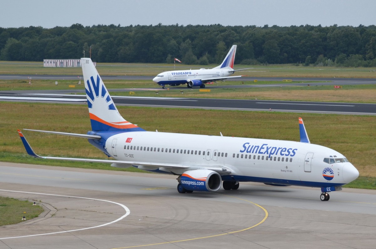 TC-SEE SunExpress Boeing 737-8CX(WL)  zum Gate am 28.07.2015 in Tegel
