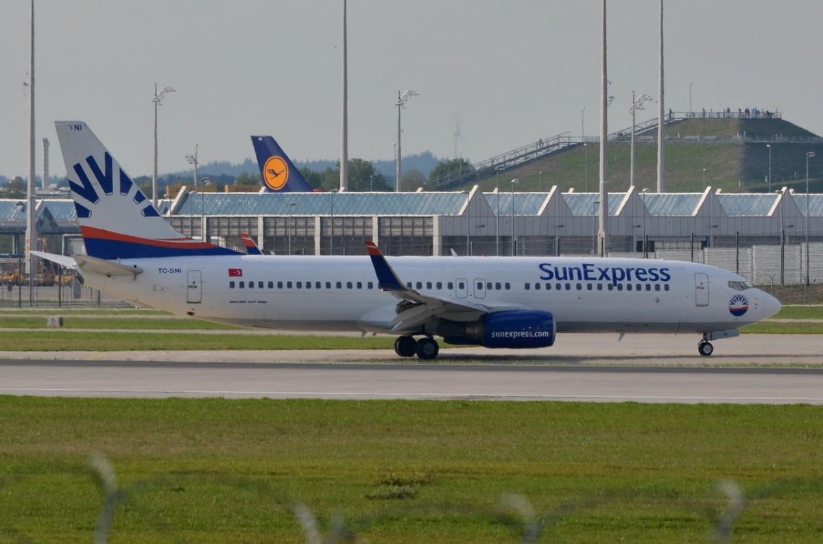 TC-SNI SunExpress Boeing 737-8FH(WL)  in München zum Gate   10.09.2015
