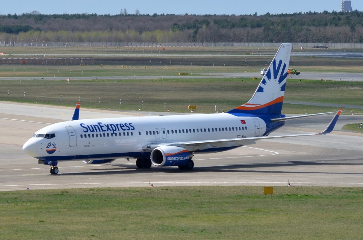TC-SNL SunExpress Boeing 737-86N(WL)  in Tegel zum Gate  16.04.2015