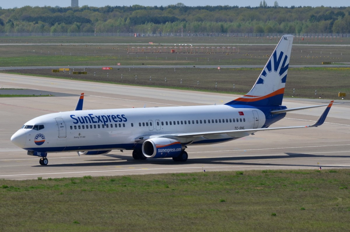 TC-SNL SunExpress Boeing 737-86N(WL)   unterwegs zum Gate in Tegel  29.04.2015