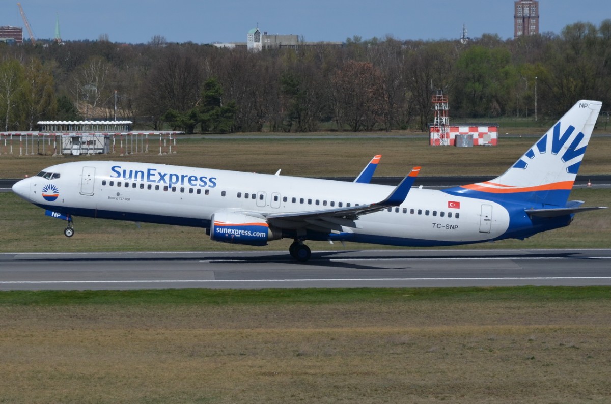 TC-SNP SunExpress Boeing 737-8HC(WL)  beim Start in Tegel am 16.04.2015