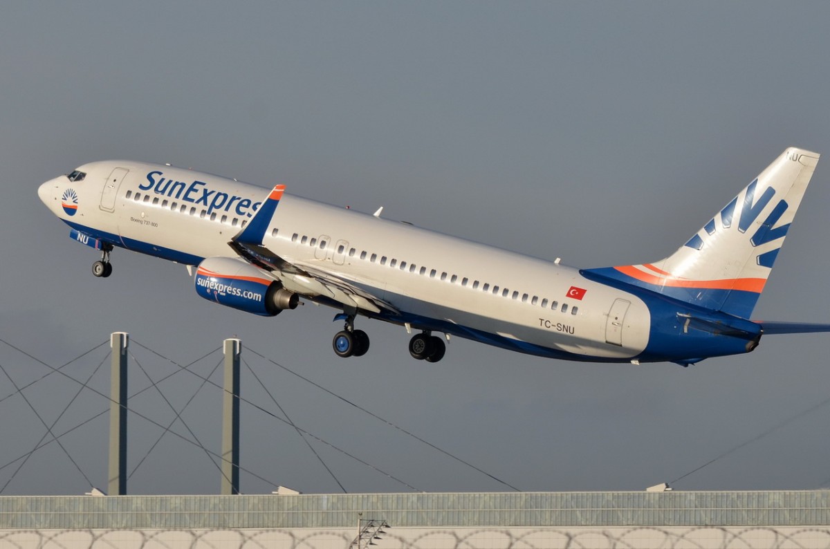 TC-SNU SunExpress Boeing 737-8HC(WL)  am 05.12.2015 in München gestartet