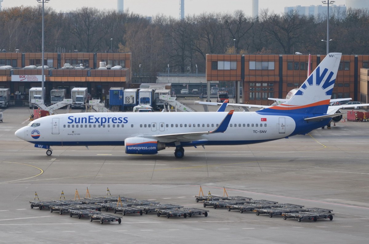 TC-SNV SunExpress Boeing 737-86J(WL)   zum Gate in Tegel am 24.11.2015