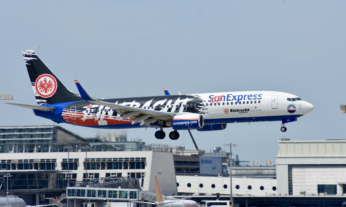 TC-SPC / SunExpress / Eintracht Frankfurt Livery / 738 / 28.06.2021 / EDDS / STR