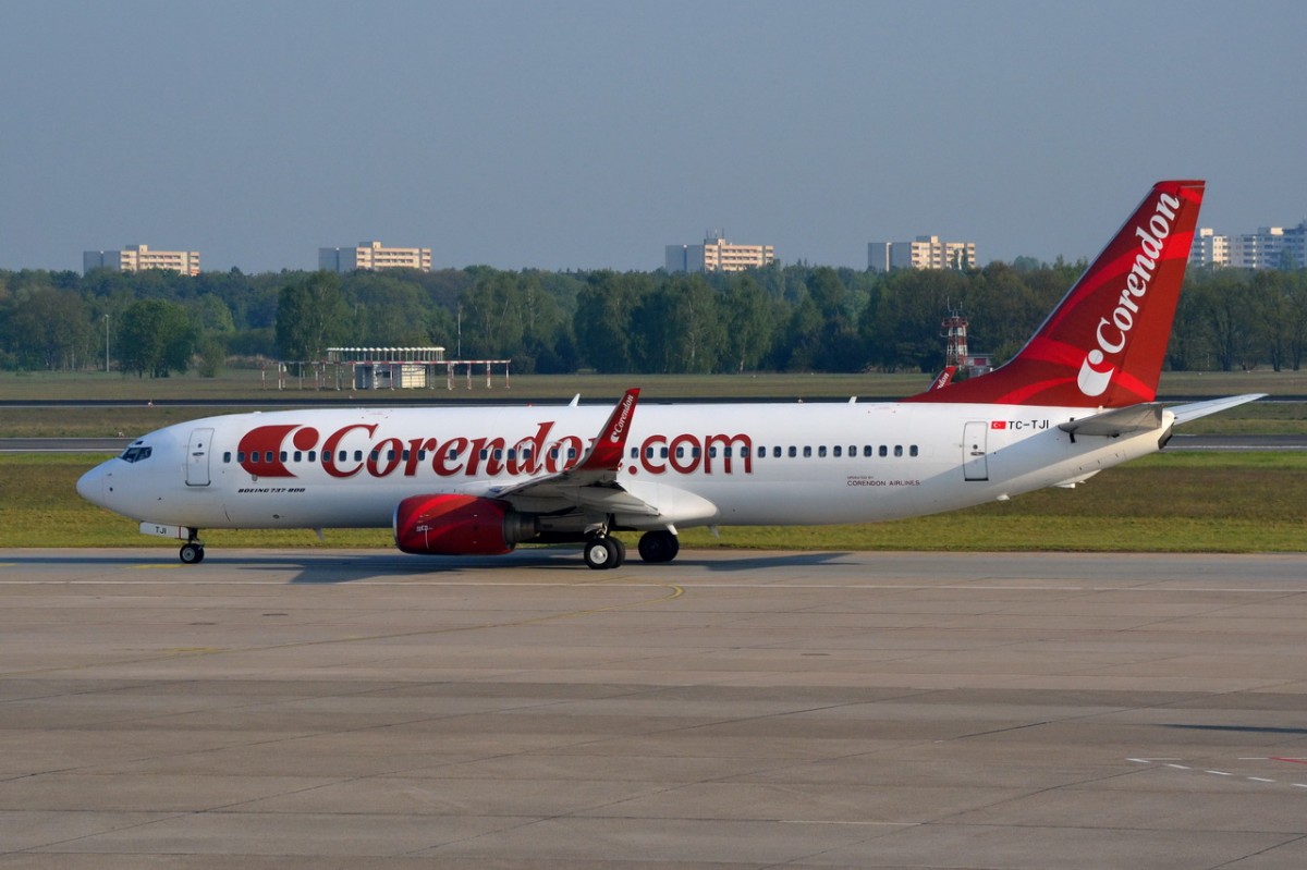 TC-TJI Corendon Air Boeing 737-8S3 (WL)   zum Start in Tegel 25.04.2014