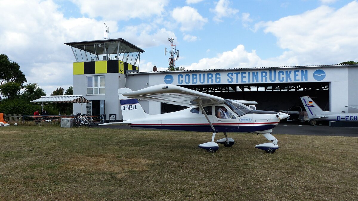 Tecnam P 92 Echo, D-MZLL auf dem Vorfeld in Coburg Steinrücken (EDQY) am 16.7.2022