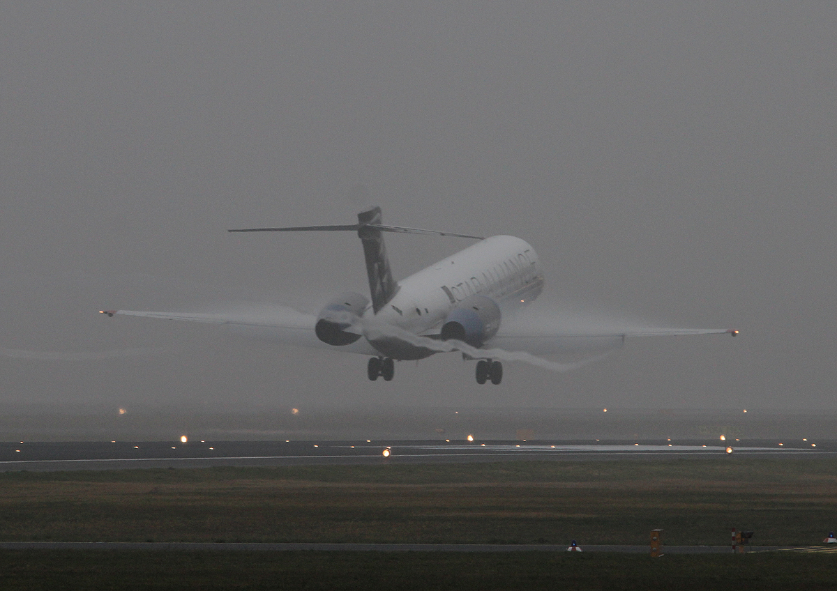 Tegel im Nebel, Blue 1 B 717-2CM OH-BLP bei der Landung in Berlin-Tegel am 14.12.2013