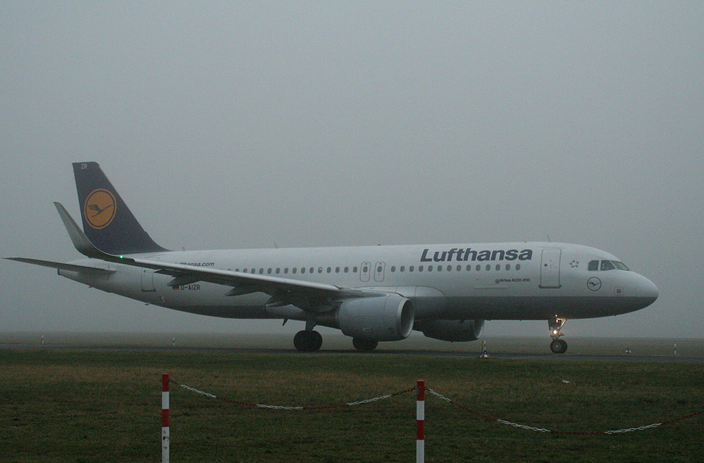 Tegel im Nebel, Lufthansa A 320-214 D-AIZR, TXL, 14.12.2013