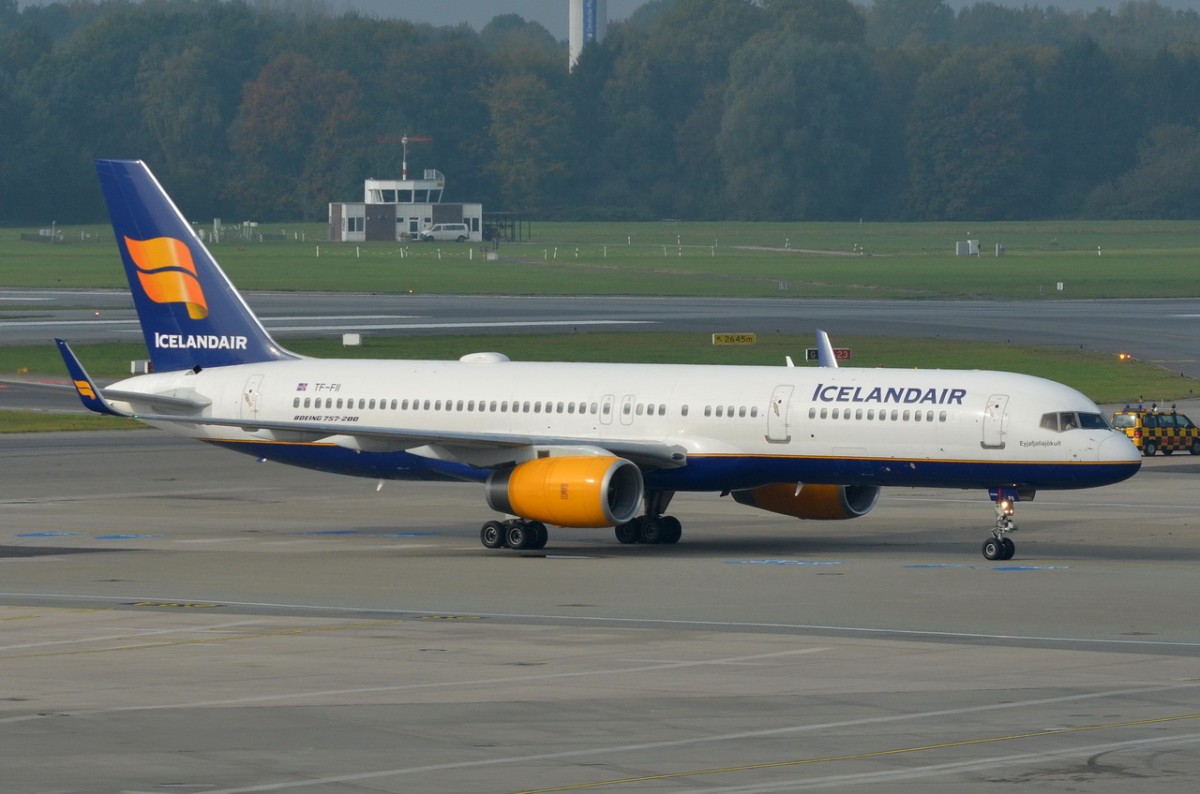 TF-FII Icelandair Boeing 757-208(WL)   zum Gate am 20.10.2015 in Hamburg