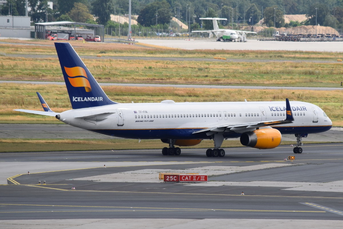 TF-FIN Icelandair Boeing 757-208(WL)  in Frankfurt zum Start am 01.08.2016