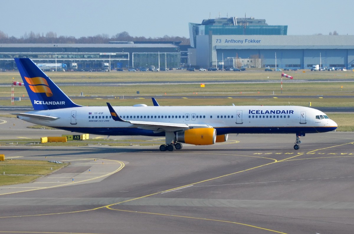 TF-FIP Icelandair Boeing 757-208(WL)  in Amsterdam zum Start am 13.03.2015