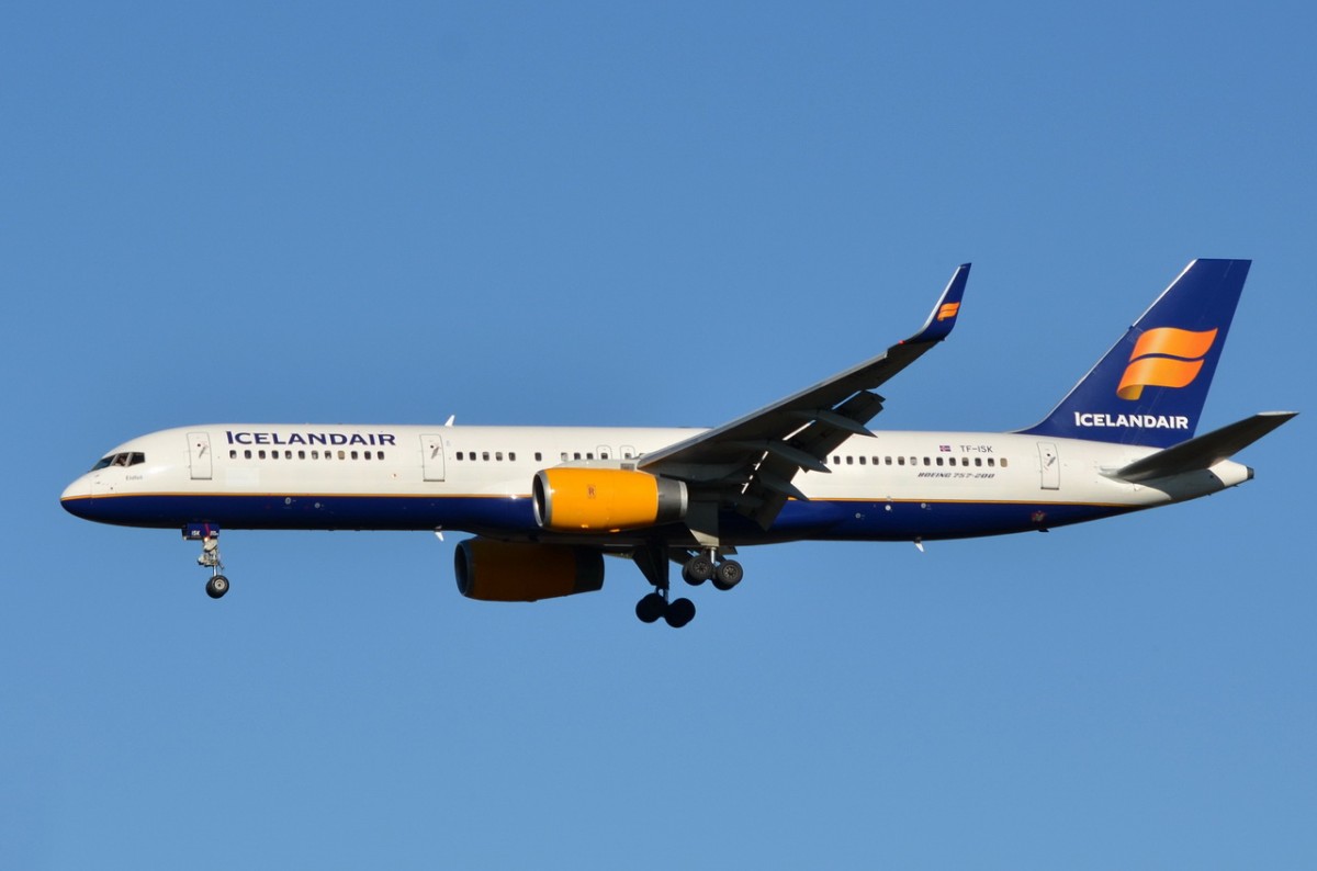 TF-ISK Icelandair Boeing 757-223(WL)   in München beim Landeanflug am 06.12.2015