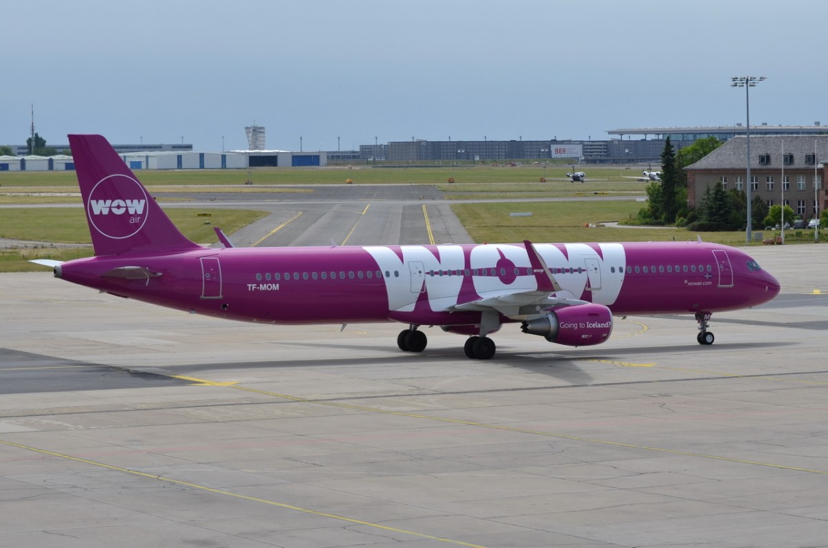 TF-MOM WOW air Airbus A321-211(WL)   am 07.06.2015 in Schönefeld zum Gate