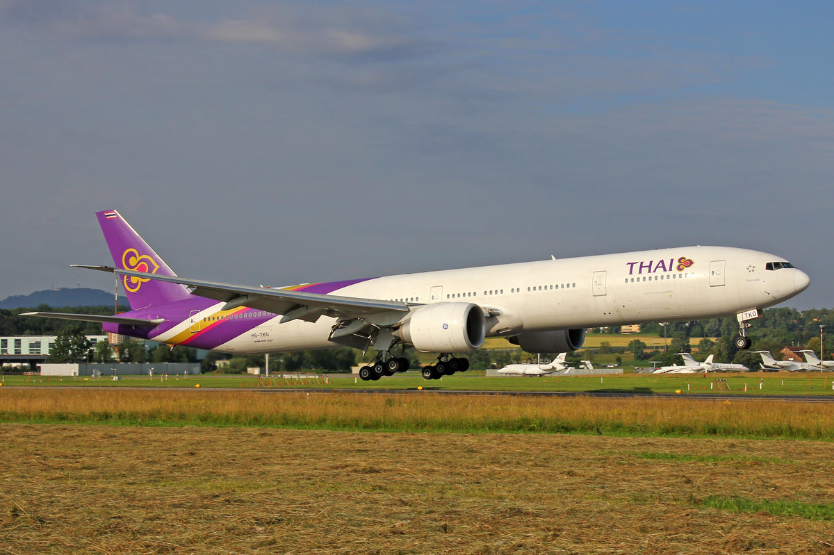 Thai Airways, HS-TKO, Boeing 777-3ALER, 09.Juli 2016, ZRH Zürich, Switzerland.
