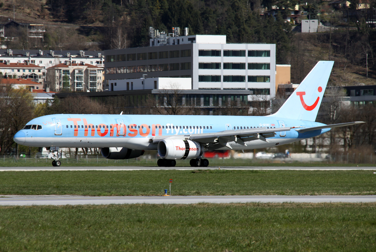 Thomson B757-200 G-BYAT bei der Landung auf 26 in INN / LOWI / Innsbruck am 29.03.2014