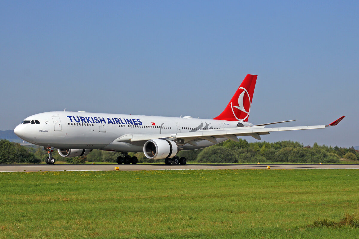 THY Turkish Airlines, TC-JNA, Airbus A330-203,  Gaziantep , msn: 697, 04.September 2021, ZRH Zürich, Switzerland.