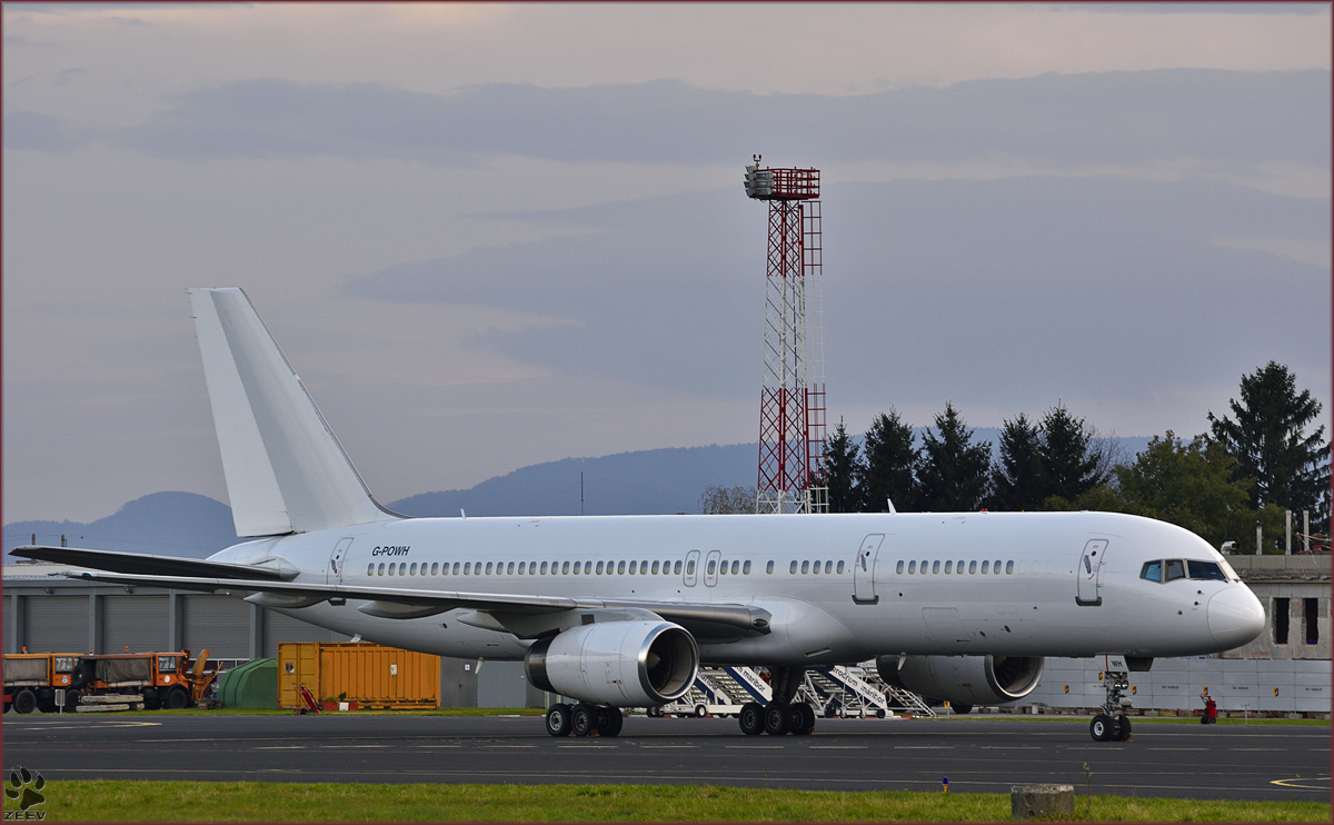 Titan Airways G-POWH, Boeing 757-256 auf Maribor Flughafen MBX. /5.10.2014