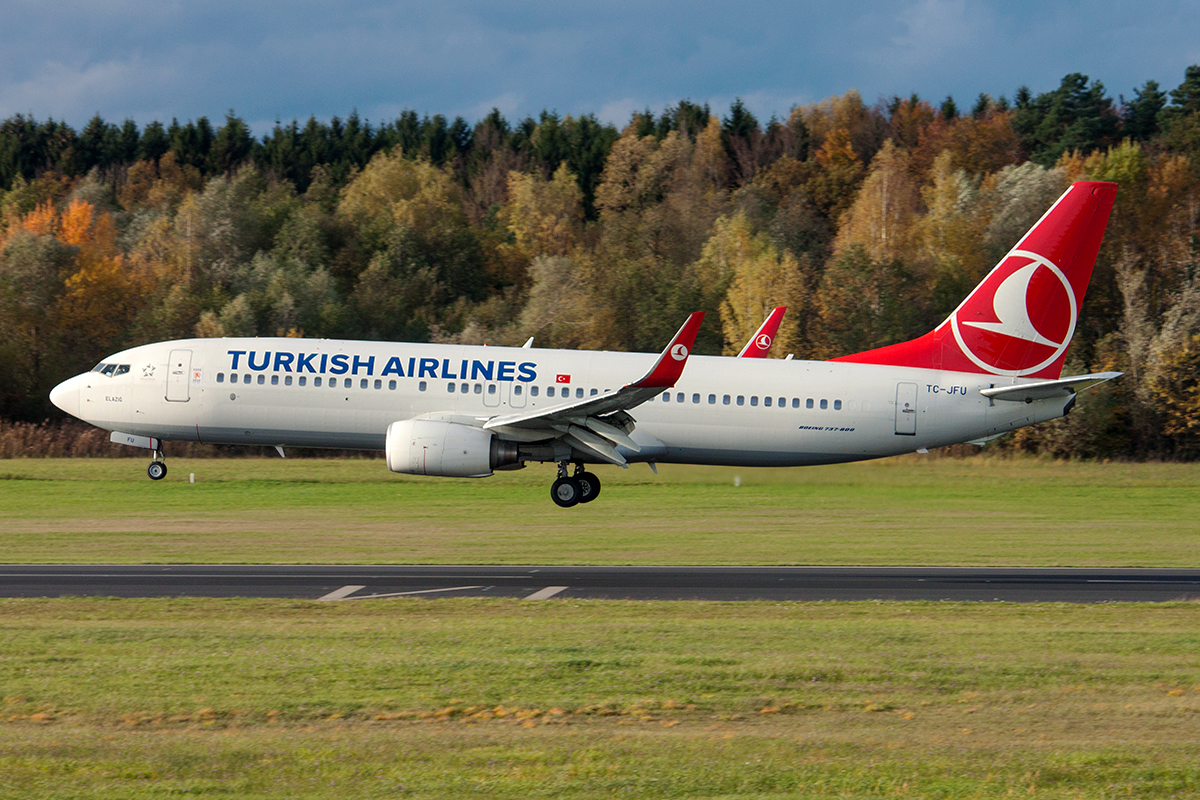 TK Flug 1385 bei der Ladung in Friedrichshafen, die Boeing 737-800 (TC-JFU) kam aus Istanbul, und setzt hier auf runway 24 in FDH in kürze auf, 02.11.2013