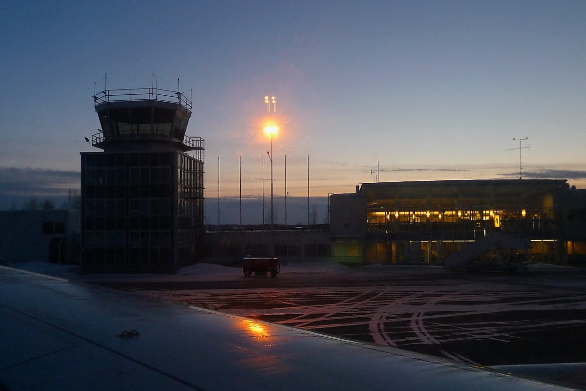 Tower und Terminal des Flughafen Kuopio, Finnland, am 4.3.13