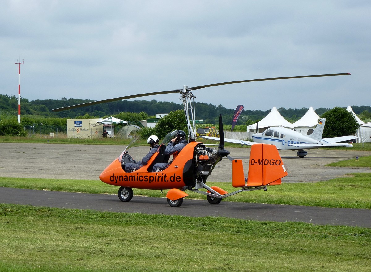 Tragschrauber D-MDGO startet zu einem Rundflug vom Flugplatz Freiburg, Juni 2015