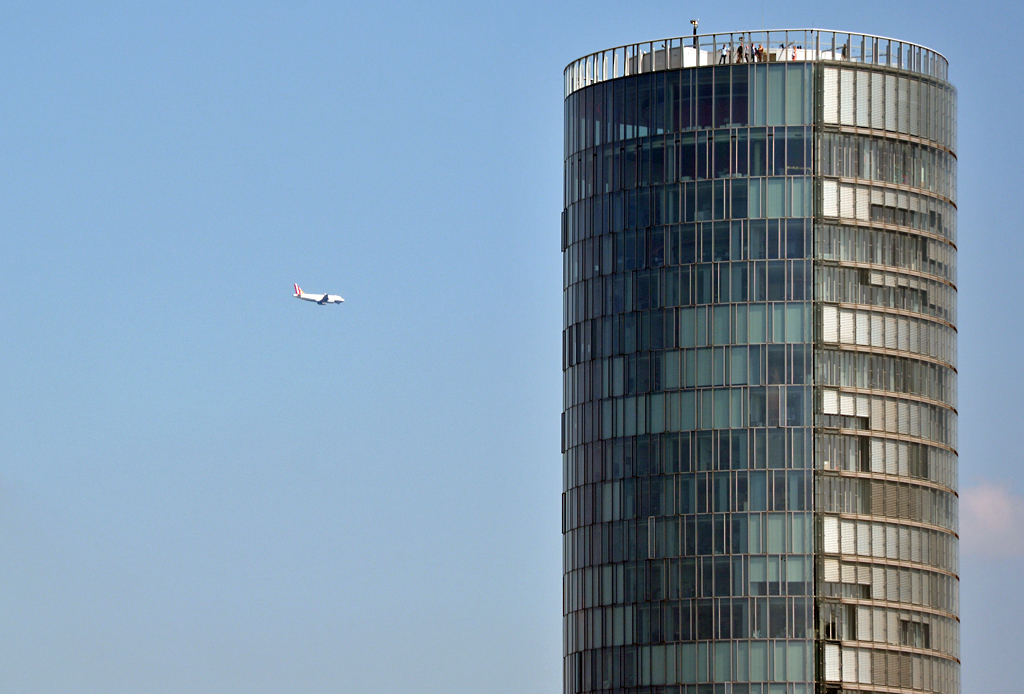 Triangle-Tower in Köln mit A 319 der Germanwings im Endanflug auf CGN - 31.07.2014