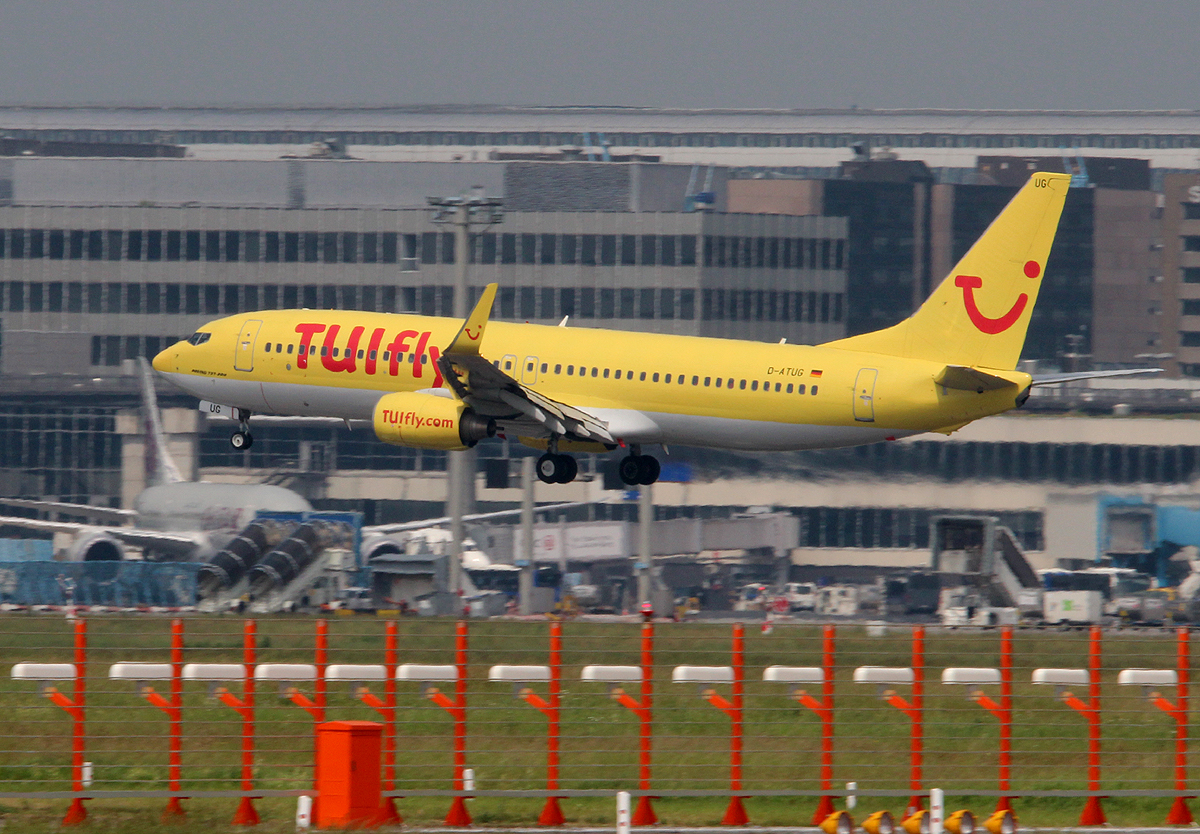 Tuifly B 737-8K5 D-ATUG bei der Landung in Frankfurt am 11.06.2013