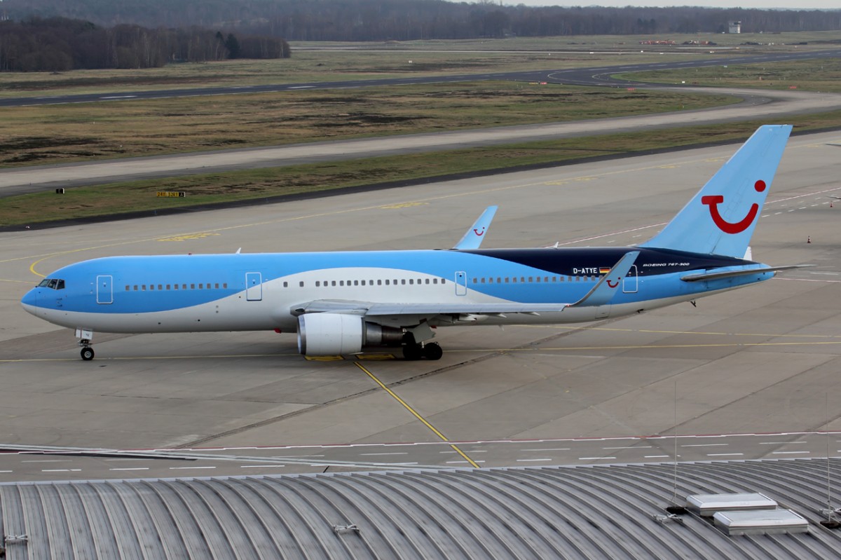 Tuifly D-ATYE unterwegs für Eurowings rollt zum Start in Köln 27.12.2015