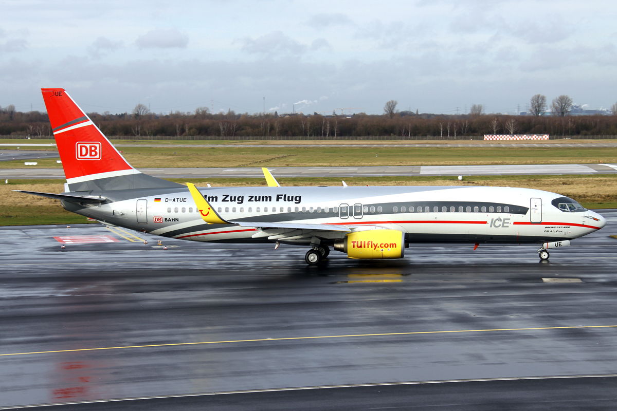 TUIfly Fernverkehr B737-800 D-ATUE auf dem Taxiway zur 23L in DUIS / EDDL / Düsseldorf am 02.01.2012