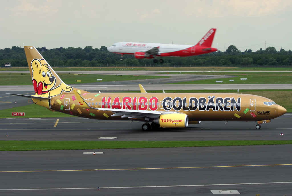 TUIfly Goldbären B737-800 D-ATUD und Air Berlin A-320 D-ALTB an der 23L in DUS / EDDL / Düsseldorf am 30.06.2011