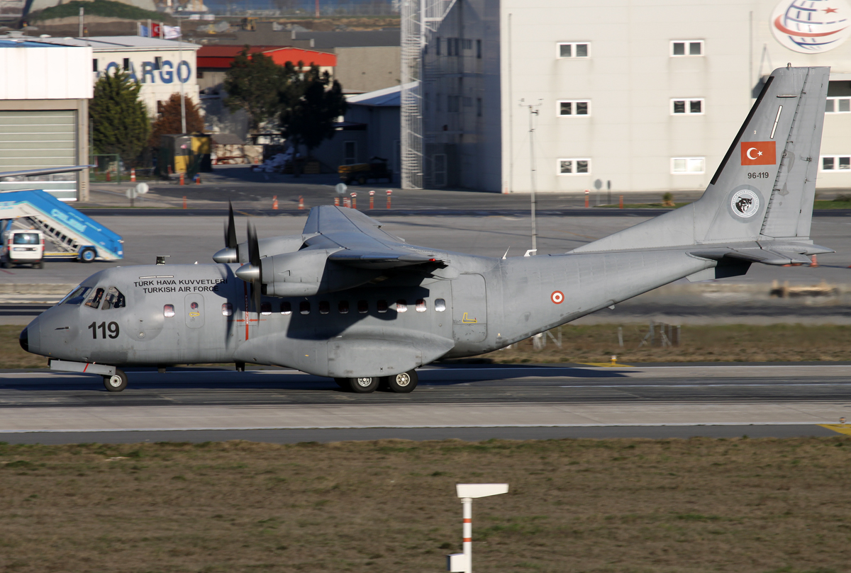 Turkish Air Force CN-235 96-119 beim Takeoff auf 36R in IST / LTBA / Istanbul am 21.03.2014