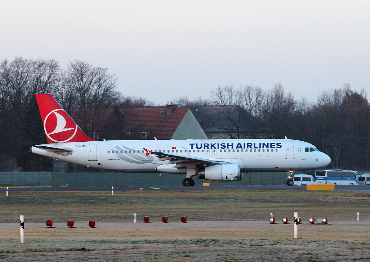 Turkish Airlines A 320-232 TC-JPA kurz vor dem Start in Berlin-Tegel am 22.02.2014