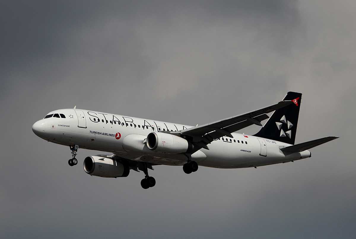 Turkish Airlines A 320-232 TC-JPE bei der Landung in Berlin-Tegel am 12.04.2014