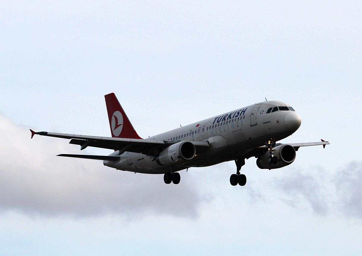 Turkish Airlines A 320-232 TC-JPG bei der Landung in Berlin-Tegel am 13.02.2014