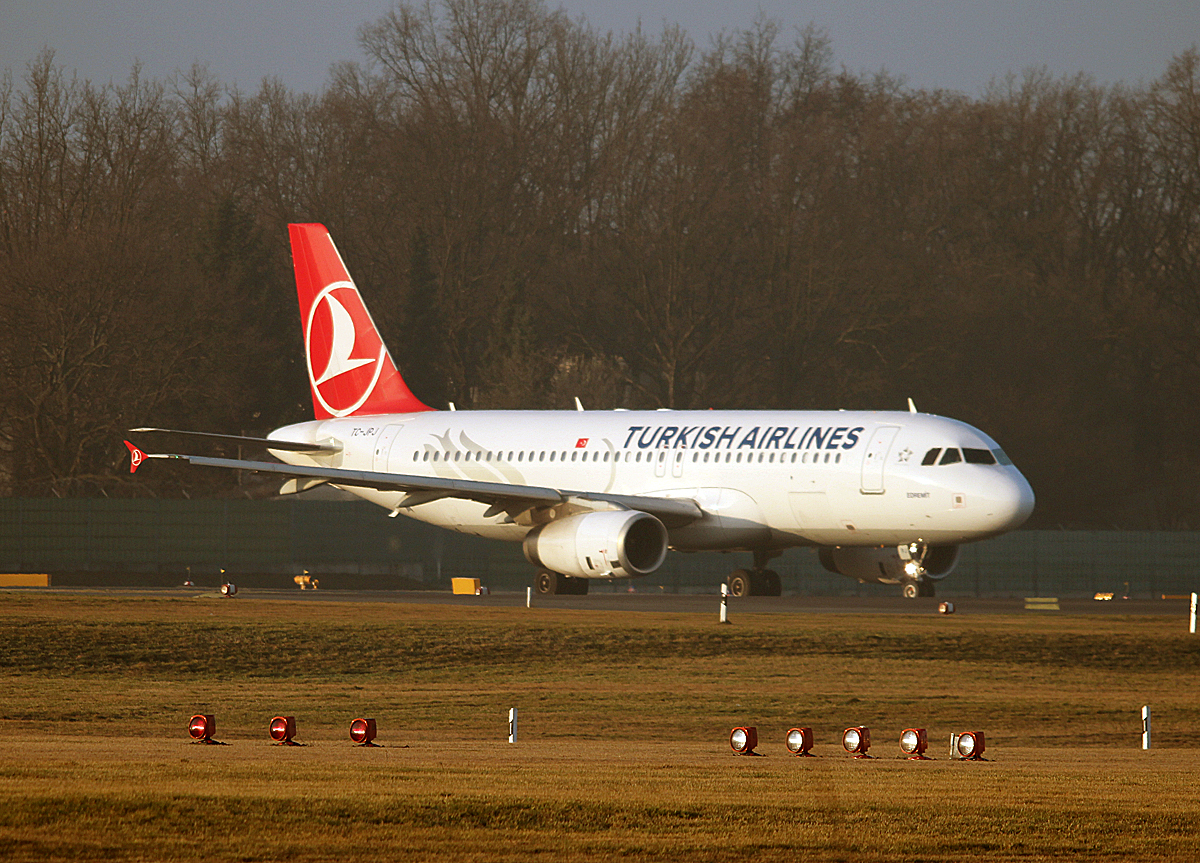 Turkish Airlines A 320-232 TC-JPJ kurz vor dem Start in Berlin-Tegel am 08.03.2014