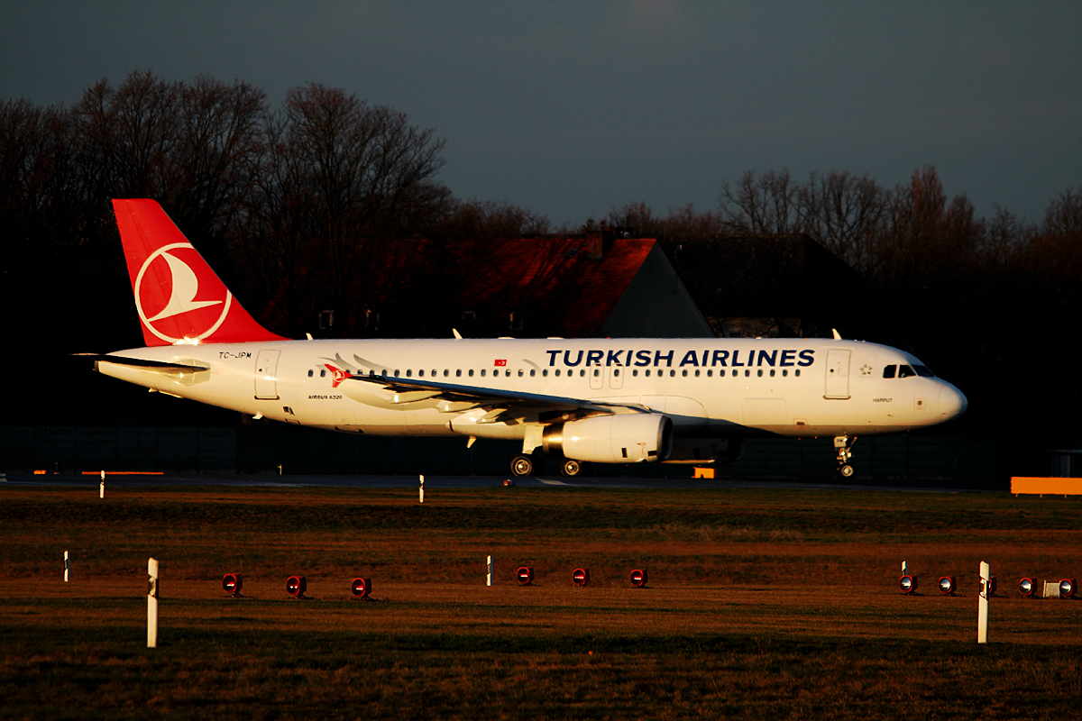Turkish Airlines A 320-232 TC-JPM kurz vor dem Start in Berlin-Tegel am 06.04.2015