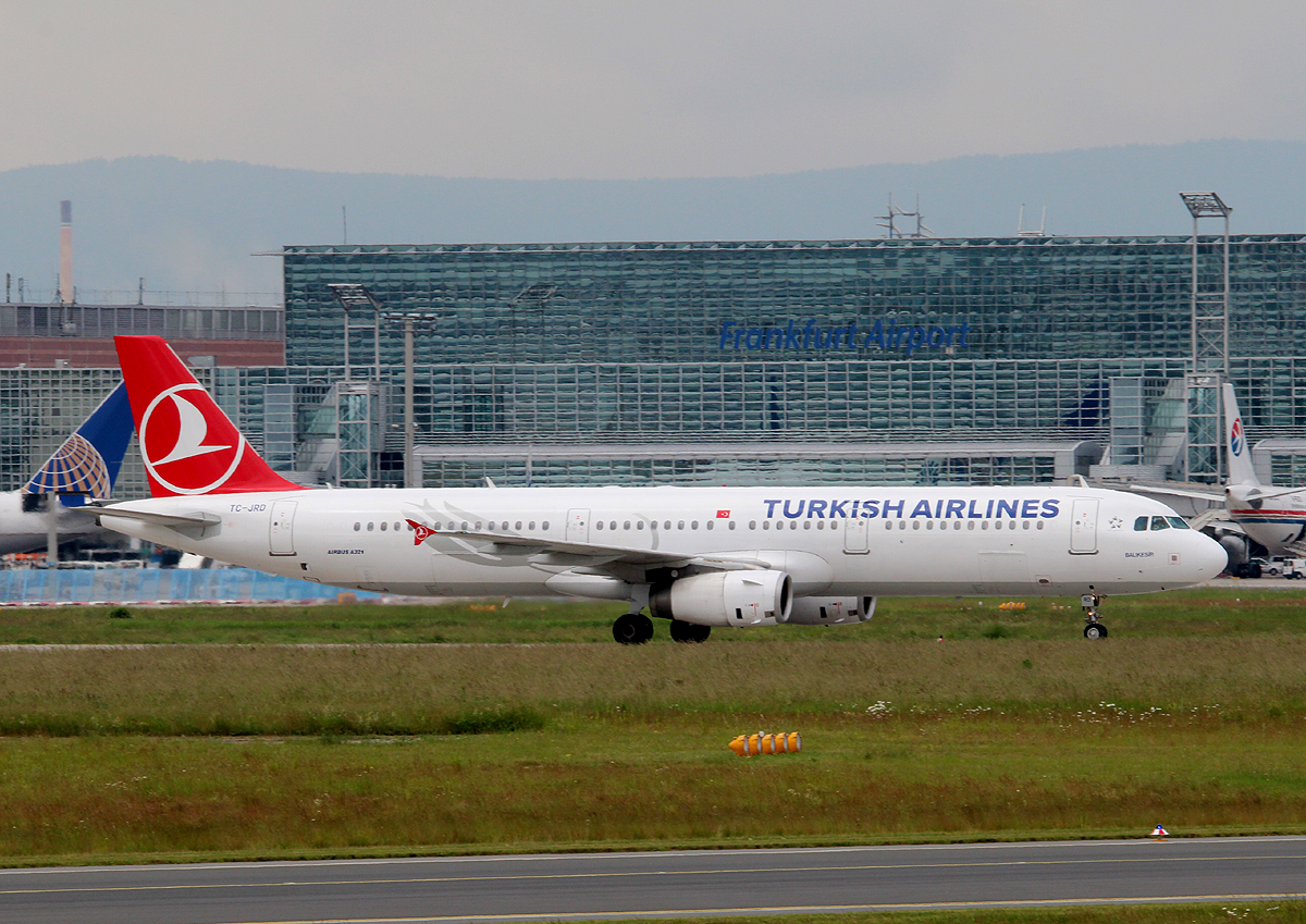 Turkish Airlines A 321-231 TC-JRD bei der Ankunft in Frankfurt am 10.06.2013