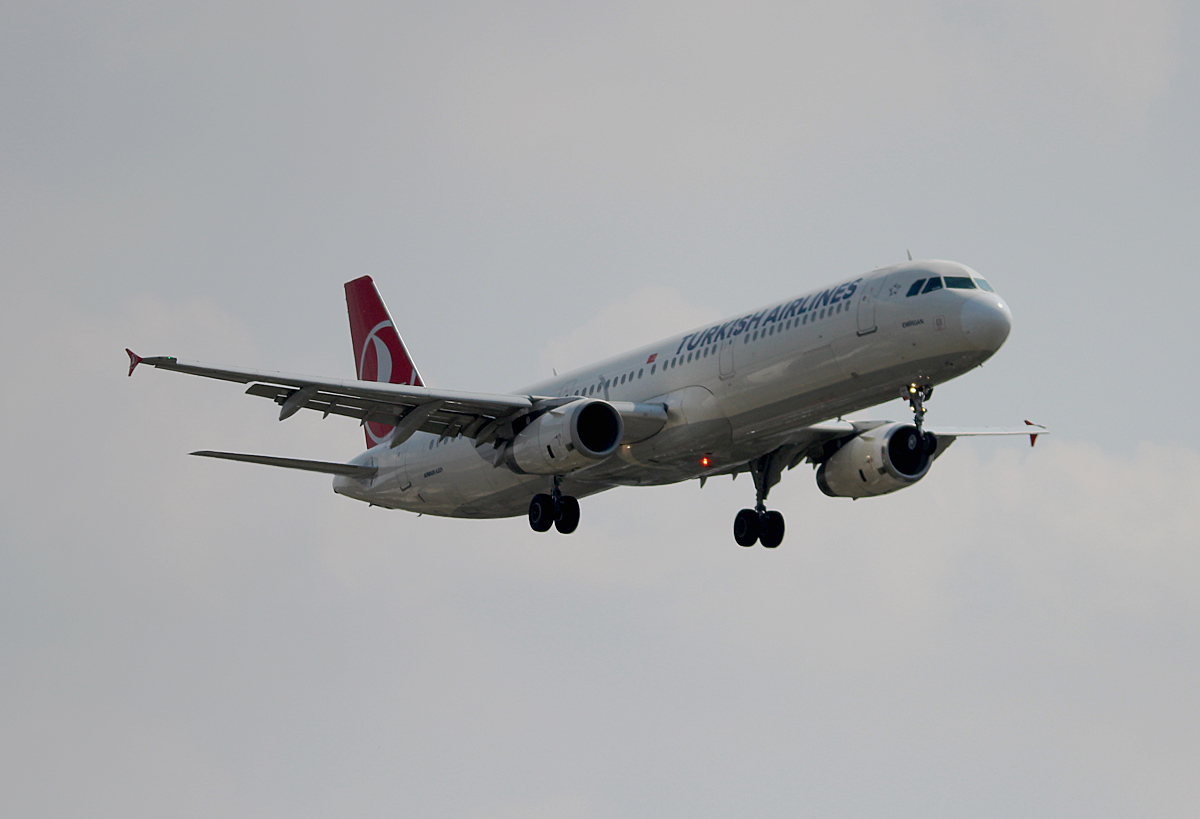 Turkish Airlines A 321-231 TC-JRR bei der Landung in Berlin-Tegel am 08.08.2014
