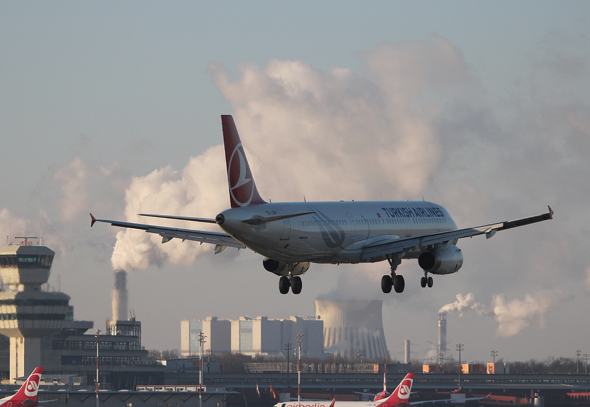 Turkish Airlines A 321-231 TC-JRV bei der Landung in Berlin-Tegel am 30.12.2013