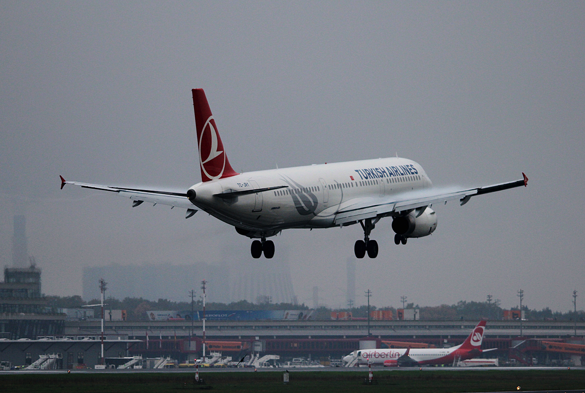 Turkish Airlines A 321-231 TC-JRY bei der Landung in Berlin-Tegel am 26.10.2014
