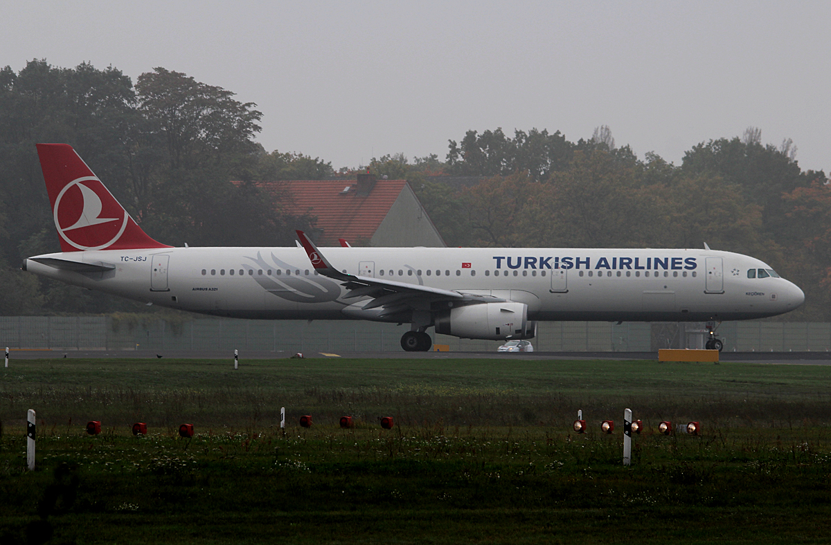 Turkish Airlines A 321-231 TC-JSJ kurz vor dem Start in Berlin-Tegel an einem sehr nebligen 18.10.2014