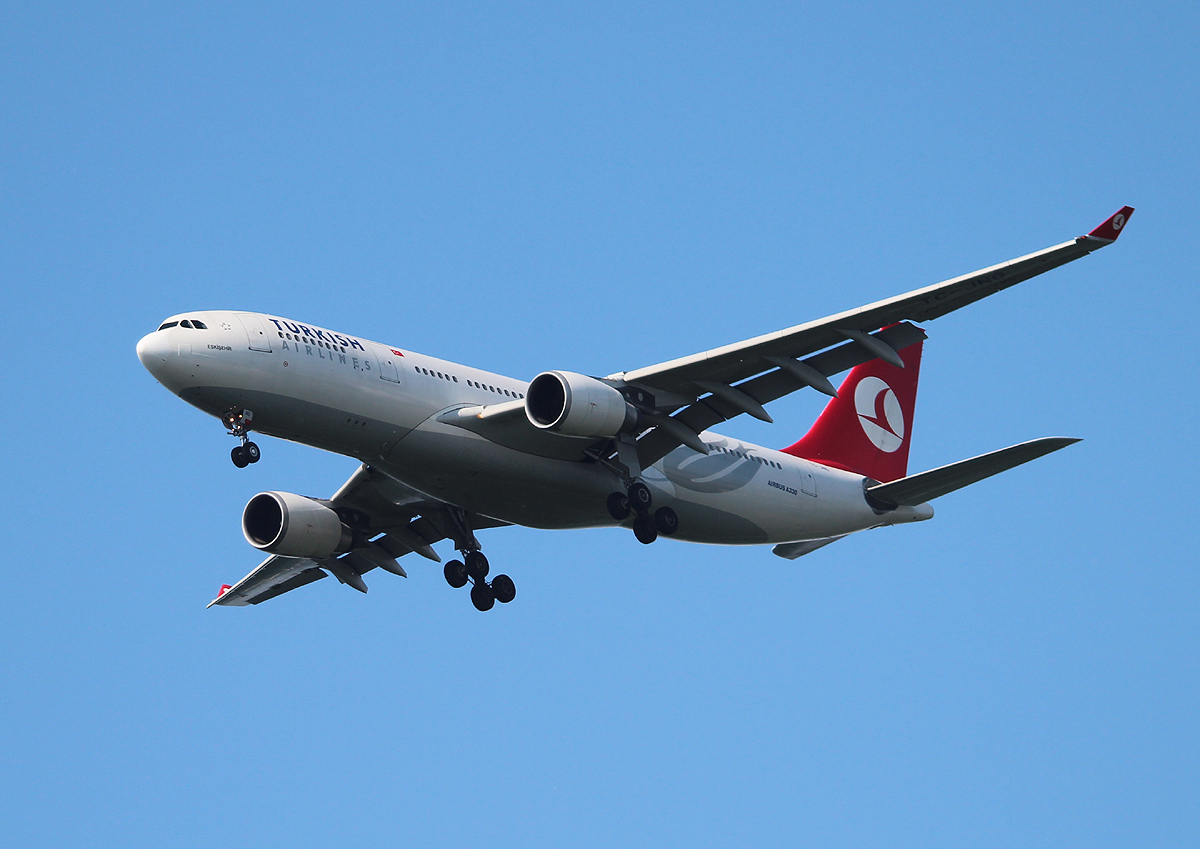 Turkish Airlines A 330-202 TC-JNG bei der Landung in Frankfurt am 11.06.2013